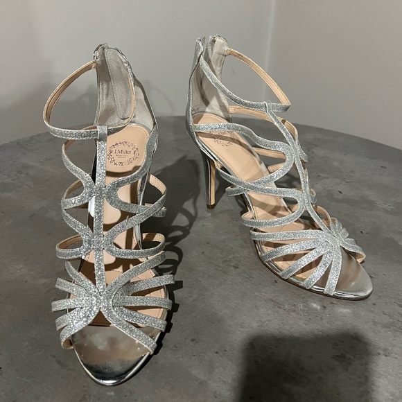 Silver sparkling heels. - Picture 2 of 5